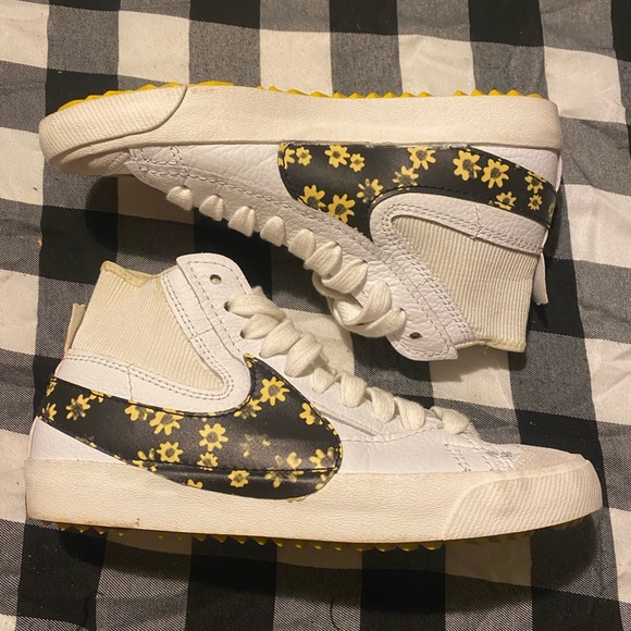 Jumbo Swoosh Sunflower Nike Blazer Sneakers Size 9.5 - Picture 1 of 7